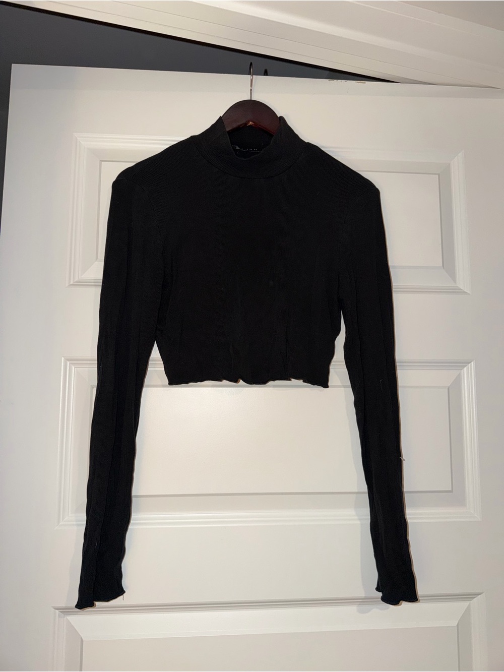 Cider black mock neck long sleeve crop top, size L